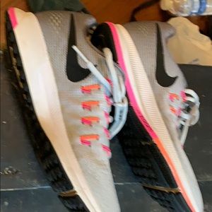 Nike Zoom Pegasus 33 size 7 gray/ black/ hot pink